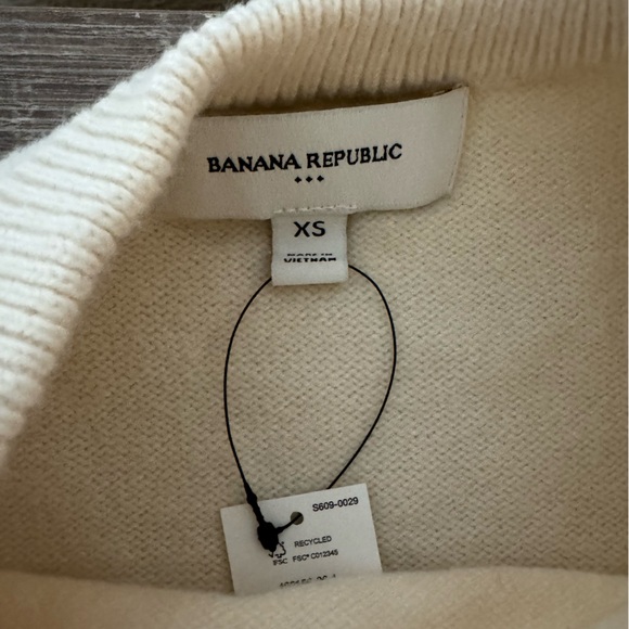 Size xs banana republic perfectly soft crew neck sweater in “transition cream” - Picture 4 of 4
